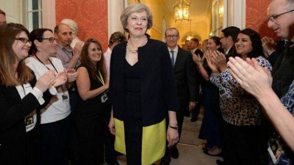 Theresa May en el número 10 de Downing Street, tradicional residencia de los primeros ministros británicos. Foto: AP.