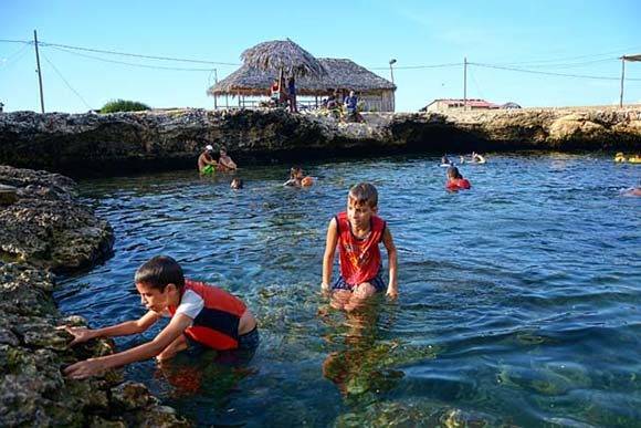 La Poza Fría, ubicada en la Playa Caletones, se caracteriza por mantener muy baja la temperatura de sus aguas durante todas las épocas del año, por lo que es muy popular entre los vacacionistas que acuden a este balneario, al norte de la provincia de Holguín, Cuba, el 11 de julio de 2016. ACN FOTO/Juan Pablo CARRERAS