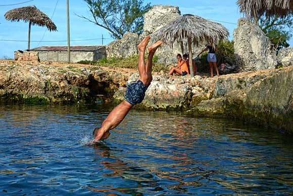 La Poza Fría, ubicada en la Playa Caletones, se caracteriza por mantener muy baja la temperatura de sus aguas durante todas las épocas del año, por lo que es muy popular entre los vacacionistas que acuden a este balneario, al norte de la provincia de Holguín, Cuba, el 11 de julio de 2016. ACN FOTO/Juan Pablo CARRERAS