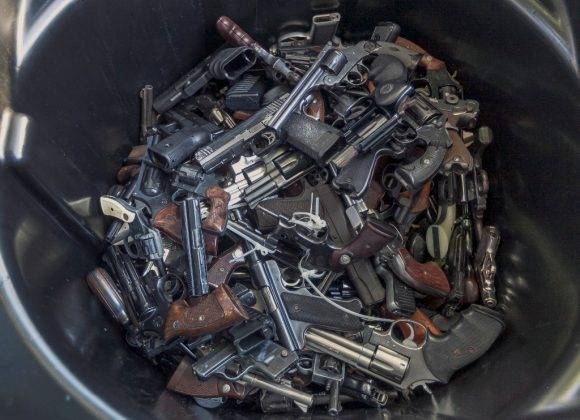 Reciclaje de armas en California. Foto: AP