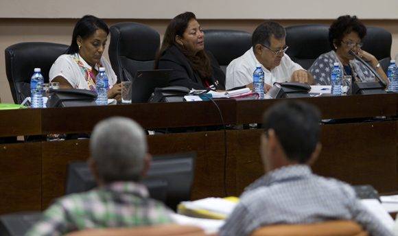 Los lineamientos de la política económica y social fueron analizdos en la mañana de este lunes en la Asamblea Nacional. Foto: Ladyrene Pérez/ Cubadebate.