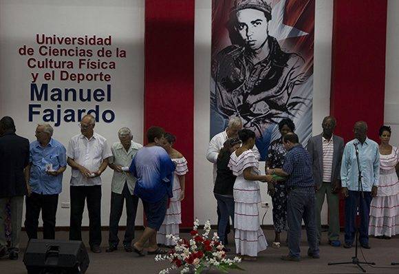 En ocasión del acto central por el aniversario 50 de esta epopeya se hizo entrega de un sello conmemorativo a integrantes de aquella delegación y de la tripulación del buque. Foto: Ladyrene Pérez/ Cubadebate.