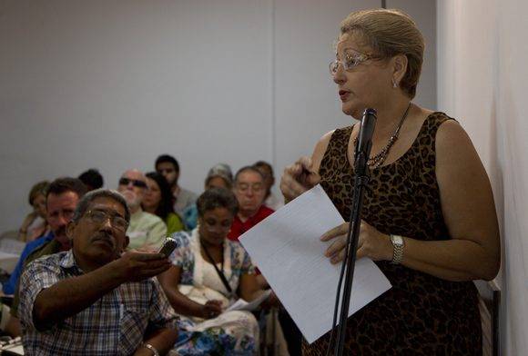 La diputada Diana Rosa Suárez expone el informe sobre la asignación de parcelas para construir viviendas por esfuerzo propio. Foto: Ladyrene Pérez/ Cubadebate.
