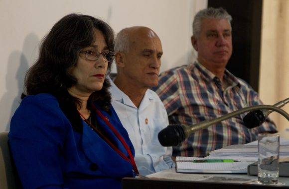 La presidencia de la Comisión de Industria, Construcción y Energía con su presidente, Santiago Lajes Choy, en el centro. Foto: Ladyrene Pérez/ Cubadebate. 