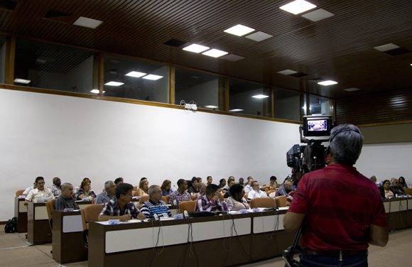 Segundo día de trabajo en la comisión agroalimentaria. Foto: Ladyrene Pérez/ Cubadebate.