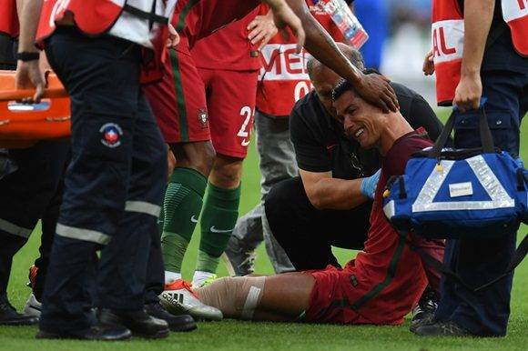Cristiano Ronaldo salió lesionado de la Euro debido a una fuerte entrada de Payet y se pierde la Supercopa de Europa. Foto: AFP.