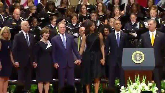 George Bush baila y ríe durante el funeral de los policías muertos en Dallas. El presidente Obama y su mujer, Michelle, también se contagian de la risa del exmandatario norteamericano.