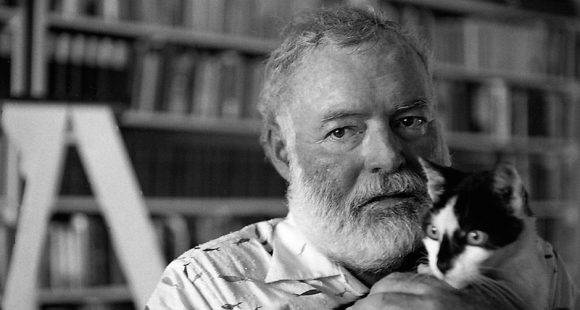 Hemingway en Finca Vigía con uno de sus gatos.