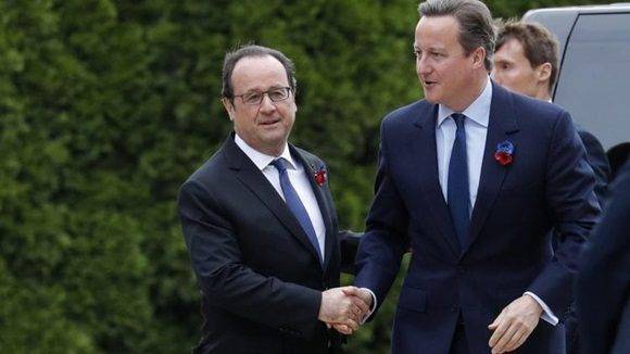 François Hollande, presidente de Francia y David Cameron, primer ministro de Gran Bretaña, durante la ceremonia en que se conmemoró el centenario de la batalla de Somme, Thiepval.