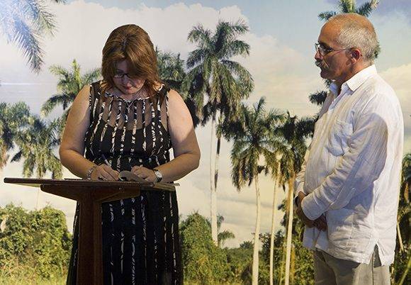 La nueva embajadora Lissett Pérez Pérez firma su juramento. Foto: Ladyrene Pérez/ Cubadebate.