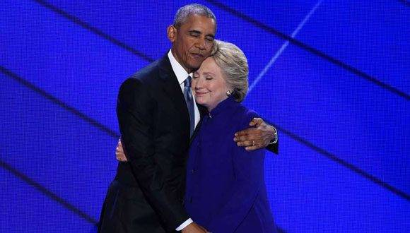 El abrazo entre Obama y Clinton en la Convención Demócrata. Foto: AFP.