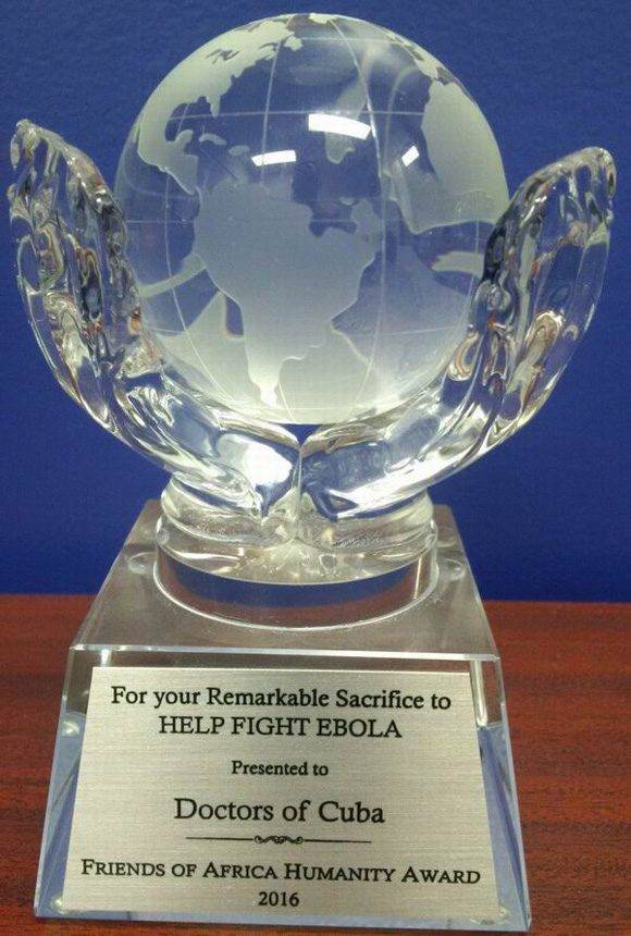 El premio entregado a la Brigada Médica Cubana que luchó contra el ébola. Foto: Radio Rebelde.