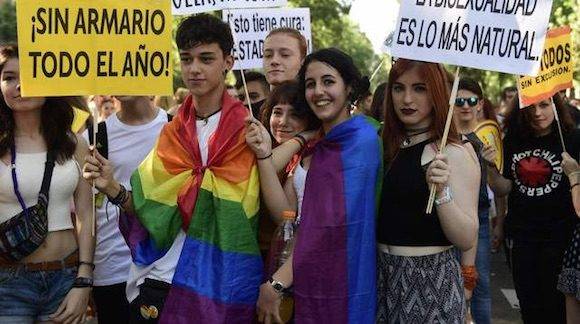 Según los organizadores, unos 300 mil visitantes de 66 países han llegado a la capital española para esta fiesta, la cual sirve como ensayo para el año que viene ya que Madrid ha sido elegida como sede para el World Pride 2017. Foto: AFP