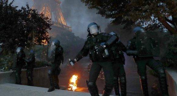 La mayor parte del medio centenar de detenciones que hubo anoche en París tuvo lugar en los alrededores de la zona de fans instalada en la Torre Eiffel.