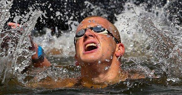 14ago2014---nadador-ferry-weertman-da-holanda-comemora-apos-vencer-os-10-kms-em-aguas-abertas-durante-