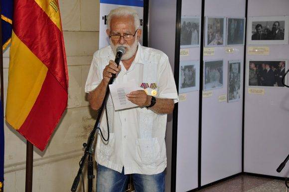 Miembros de las Sociedades Gallegas recitan poema en catalán. Foto. Roberto Garaicoa Martínez/ Cubadebate