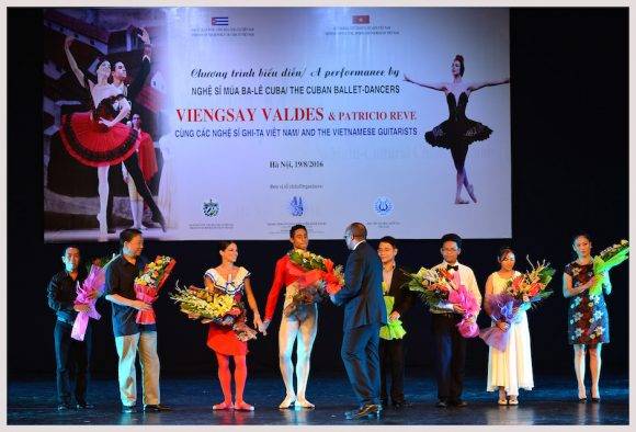 Bailarines del BNC y otros invitados reciben el premio del público. Foto Thank Ha