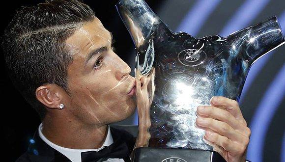 Cristiano Ronaldo besa su premio. Foto tomada de AS.