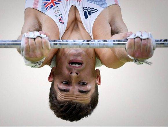 El británico Max Whitlock, compitiendo en gimnasia.