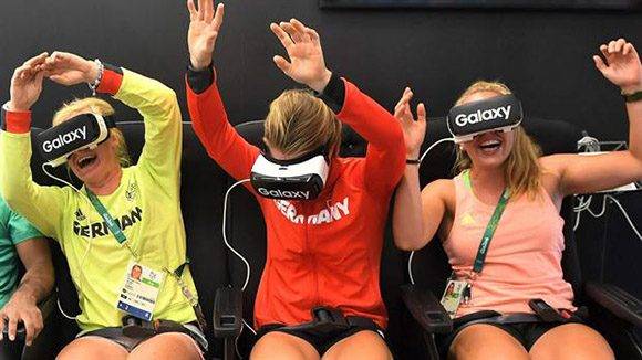 El equipo olímpico alemán prueba anteojos de realidad virtual en la Villa Olímpica. Foto: AFP.