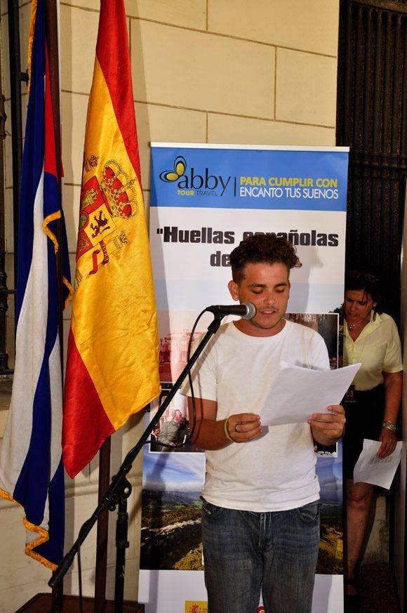 El poema comienza la actividad inaugural. Foto. Roberto Garaicoa Martínez/ Cubadebate