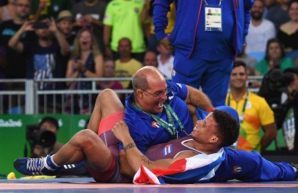 Ismael Borrero y su entrenador celebran el oro en Rio-2016.