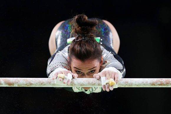 La italiana Erika Fasana compitiendo en las barras asimétricas. Foto: Tom Pennington/ Getty Images.