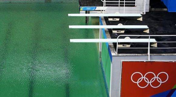 La piscina de Río con agua verde. Foto: EFE
