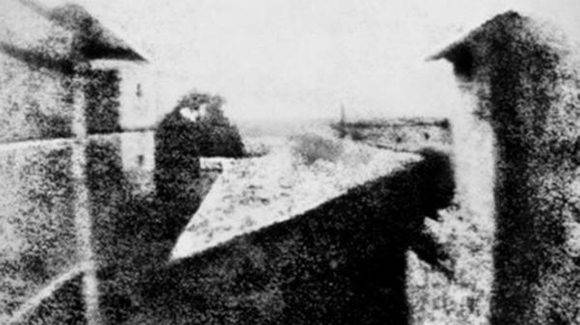 La primera foto de la historia, de Joseph Nicéphore Niépce.