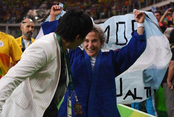 Pareto festeja la obtención del oro Olímpico con la bandera argentina . Foto: Laurence Griffiths/ Getty Images.