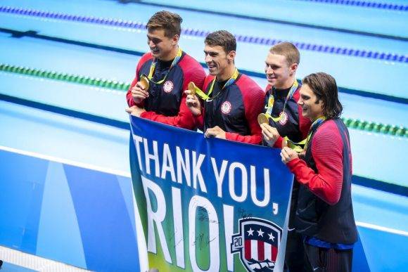 Phelps recibe su última medalla de oro