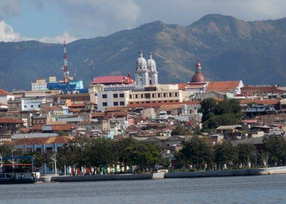 Santiago visto desde la bahía. Foto: José Alberto Zayas / Cubadebate