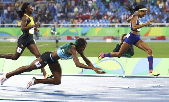La atleta bahamesa, Shaunae Miller, se lanza de cabeza para ganar el oro en los 400m. Foto: Leonhard Foeger/ Reuters.
