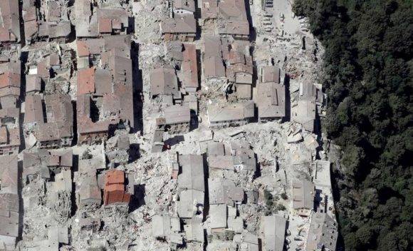 Impresionante vista aérea de Ametrice, el pueblito que desapareció tras el sismo en Italia. (AP Photo/Gregorio Borgia)