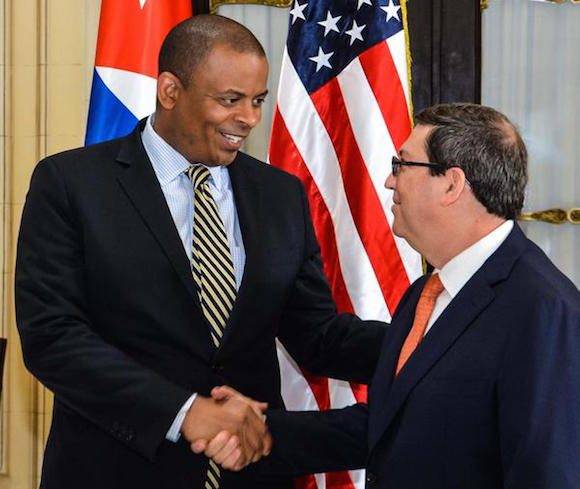 Bruno Rodríguez Parrilla (D), ministro de Relaciones Exteriores de Cuba, recibe a Anthony Foxx, secretario de Transporte estadounidense, en la sede de la cancillerÌa cubana, en La Habana, el 31 de agosto de 2016. ACN FOTO/Marcelino Vázquez Hernández
