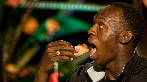 Usain Bolt comiendo tacos en México. Foto: Ronaldo Schemidt/Mundo.
