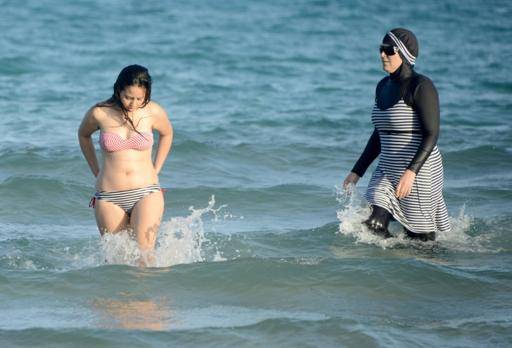 El burkini es una prenda utilizada por las mujeres musulmanas para bañarse en las playas. Cubre todo el cuerpo, excepto las manos, los pies y el rostro. Foto: AFP. 