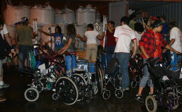Pastores por la Paz descargando medicinas y equipos médicos en una de sus caravanas por Cuba. Foto: IFCO/ Pastores por la paz