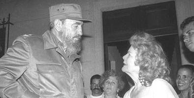 Fidel Castro y Carilda Oliver Labra. Foto: Radio 26