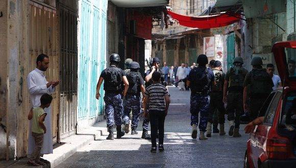 Miembros de las fuerzas de seguridad de Palestina patrullan una parte de Cisjordania en la ciudad de Nablus. Foto: Afp