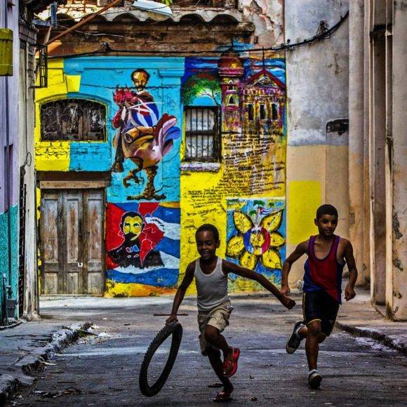 Dos niños mataperreando en La Habana. Foto: Desmond Borland/ AP