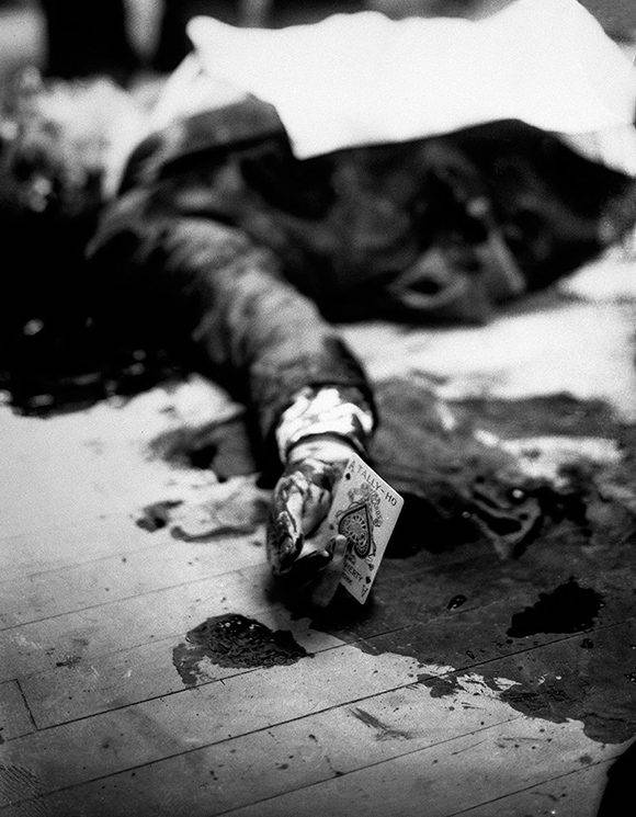 El capo mafioso de New York, Joe Masseria, líder de la familia Genovese, yace muerto en el suelo de un restaurante de Brooklyn sujetando un as de picas, 1931. 