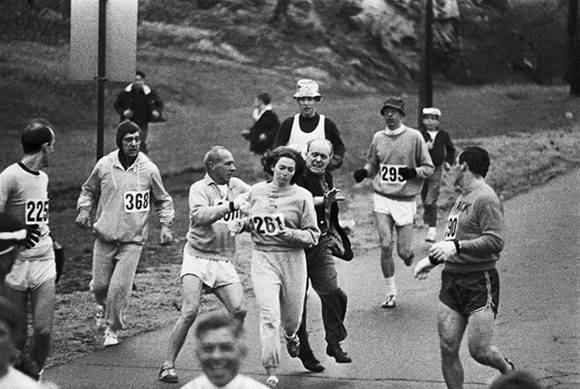 Organizadores de la carrera intentando impedir a Kathrine Switzer competir en la Maratón de Boston. Ella consiguió ser la primera mujer en terminar la carrera, 1967.