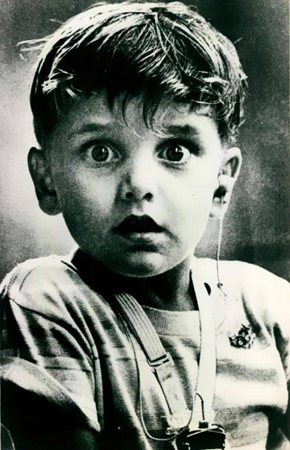 El niño sordo Harold Whittles, en el momento que gracias a los adelantos tecnológicos puede escuchar sonidos por primera vez, 1974.