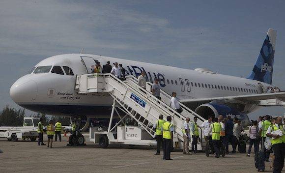 Llegada a Santa Clara del avión de JetBlue que inaugura la ruta Cuba-EEUU, después de más de medio siglo. Foto: Ismael Francisco/ Cubadebate