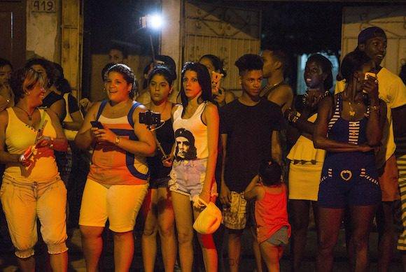 Un público espera por ver a Madonna que llega a restaurante de Centro Habana. Foto: Ramon Espinosa/ AP