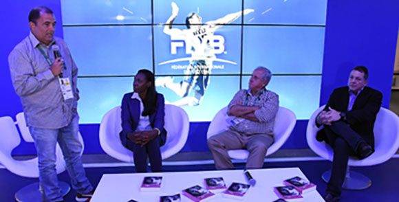 El autor, Oscar Sánchez, presentó el libro en compañía de la protagonista y de Ary Garca (sentado al centro), presidente de la FIVB. Foto: Ricardo López Hevia