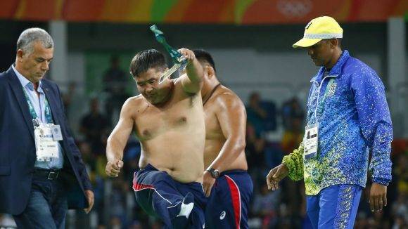 El entrenador del luchador Mandakhnaran Ganzorig se desnuda en protesta por la descalificación de su pupilo.