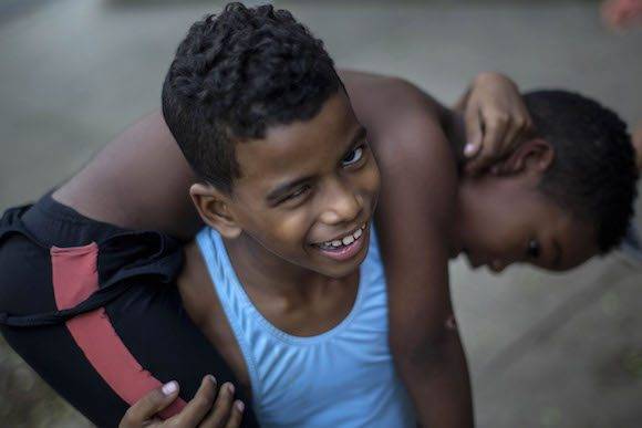 Niños imitan a Mijaín en un parque de La Habana. Foto: Ramon Espinosa/ AP