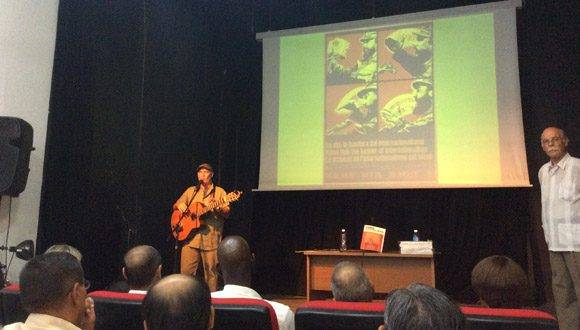 El músico cubano Vicente Feliú le cantó a Fidel, como cierre del encuentro. Foto: María del Carmen Ramón/ Cubadebate.